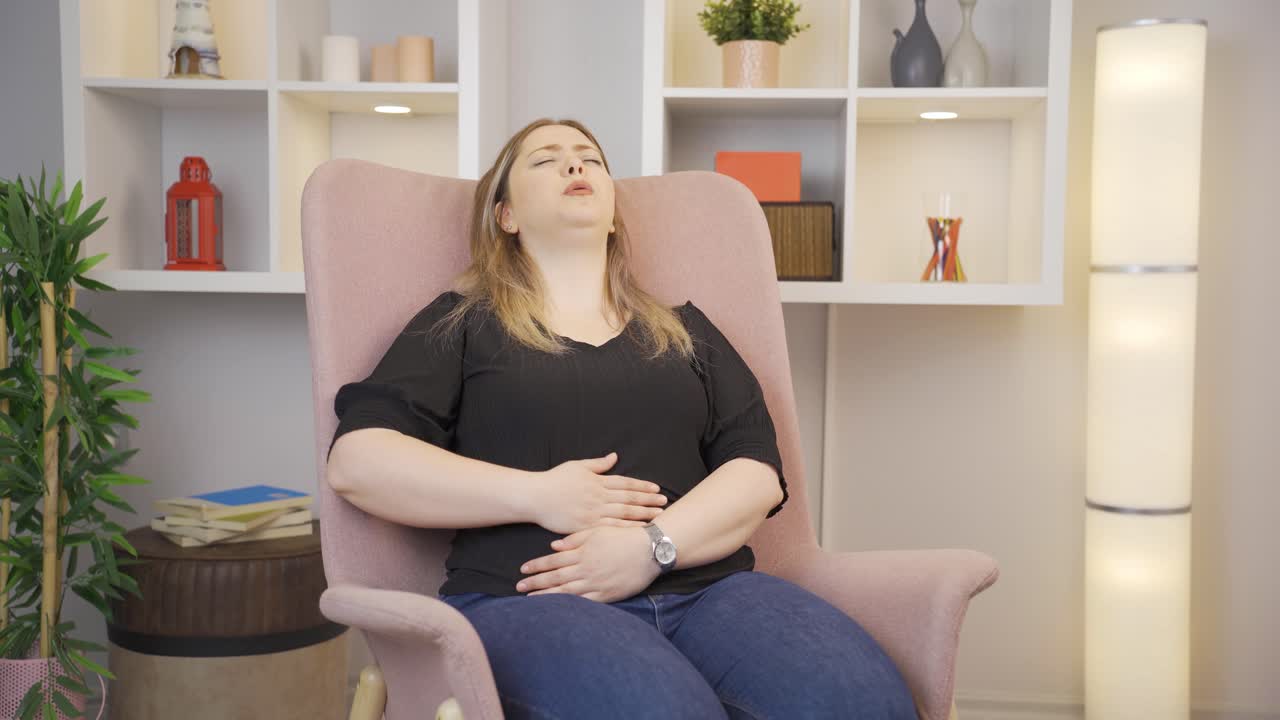 Giovane donna con il mal di stomaco.