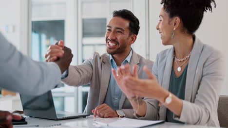 Aplausos,-Reuniones-Y-Gente-De-Negocios-Temblando