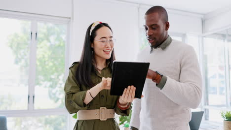 Team,-Digitales-Tablet-Und-Geschäftsleute-Im-Büro