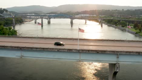 banderas americanas en el puente conmemorativo de los veteranos en chattanooga