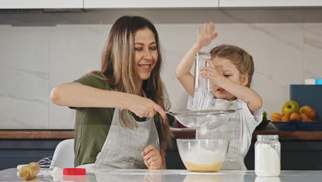 madre y hija simpáticas en la cocina