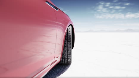 coche rojo en un salar plano
