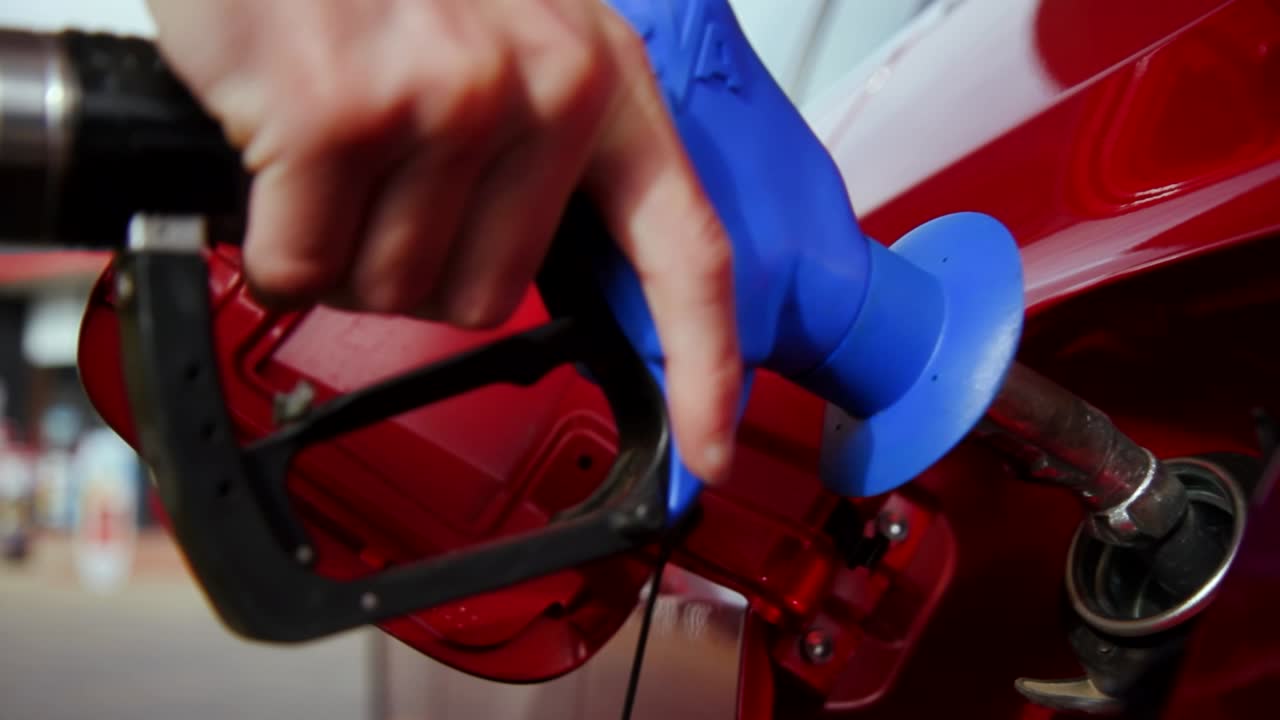 주유소의 연료 탱크에 휘발유 펌프 삽입 및 제거