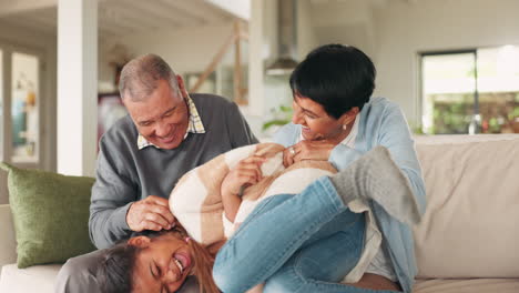 amor, abuelos y niña jugando en el sofá