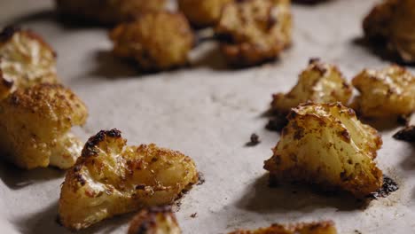 Köstlicher-Gerösteter-Blumenkohl,-Veganer-Snack,-Vegetarisches-Kochen---Schwenkschuss