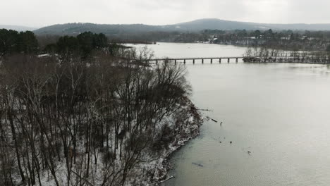 Lake-Sequoyah-In-Verschneiter-Winterlandschaft,-Blick-Auf-Die-Brücke-In-Der-Ferne,-Bewölkter-Tag