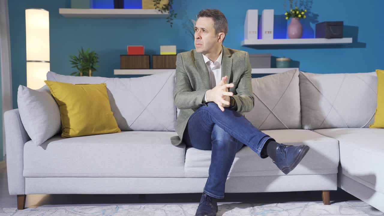 집에서 혼자 있는 사려 깊고 슬픈 성숙한 남자