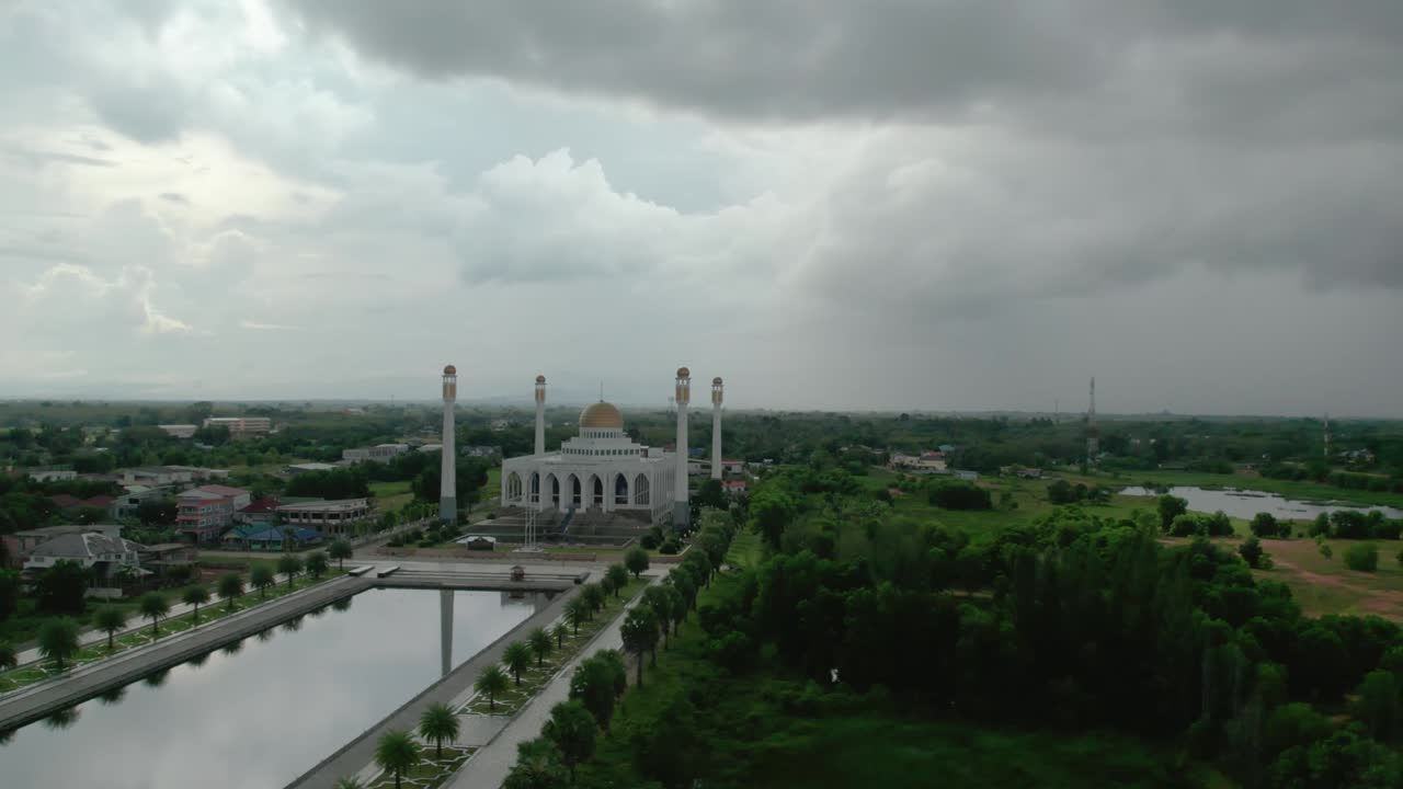 태국 songkhla 지방의 모스크에서 풍경 드론 카메라 일몰 라마단 날 저녁의 아름다운 그랜드 모스크 일몰 비디오 자연 컬러 4k 해상도.