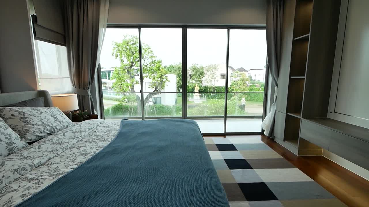 diseño interior de dormitorio principal limpio y ordenado blanco y azul