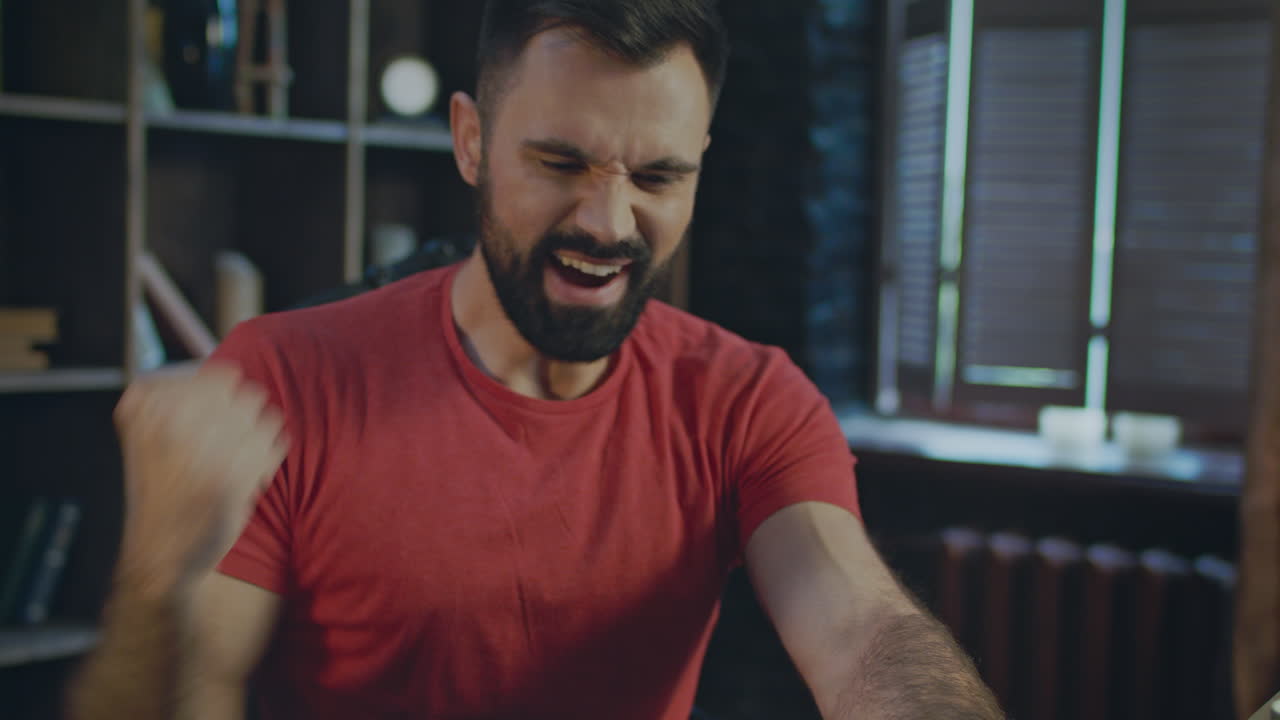 un hombre de negocios exitoso disfruta de buenas noticias. retrato de un hombre feliz. victoria comercial