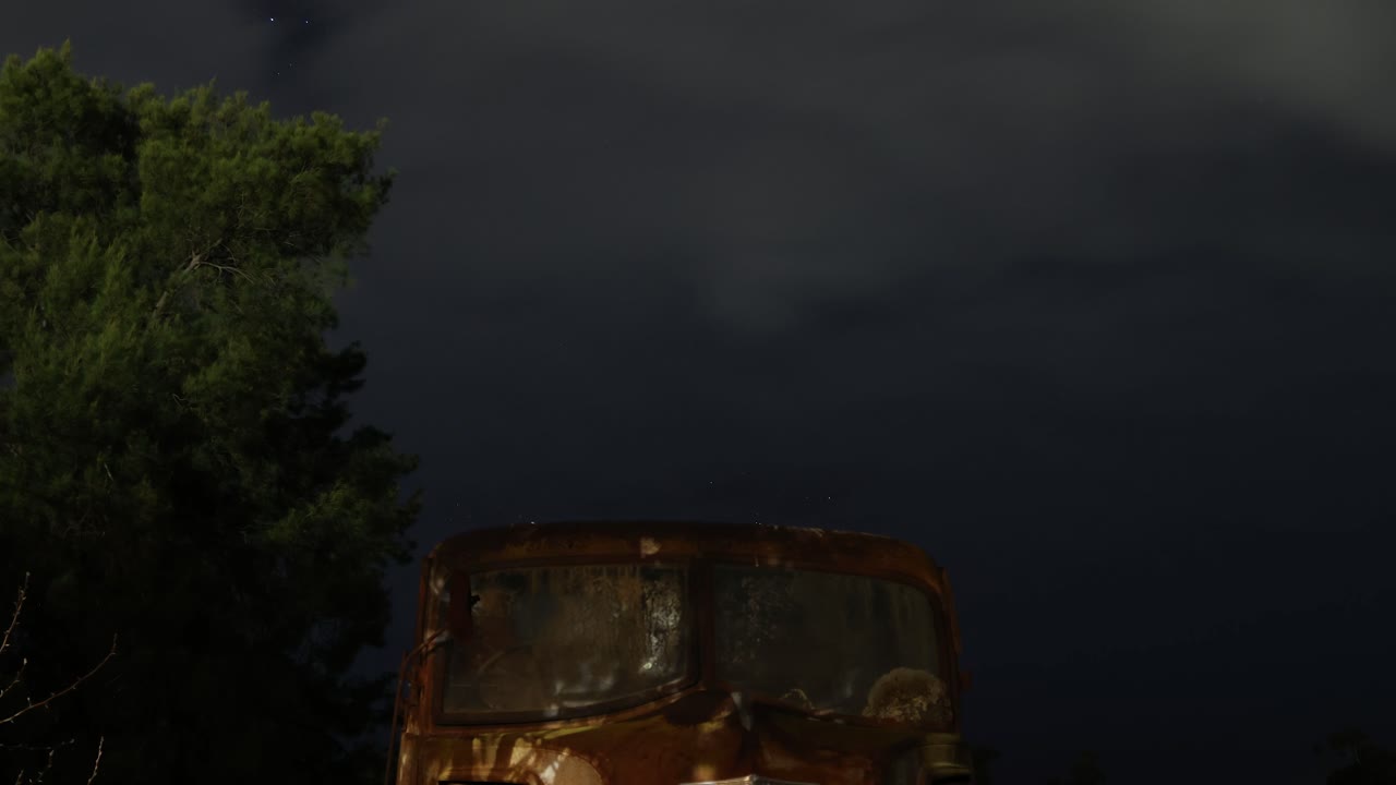 어두운 구름 이 고 은 차량 위 에 어 있다