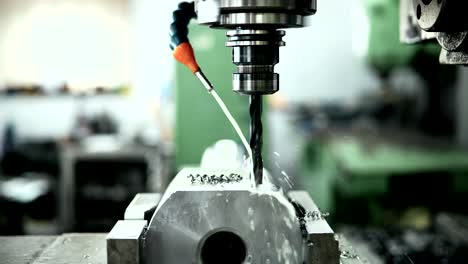 trabajo de acabado de metales en máquinas de molienda de alta precisión en talleres