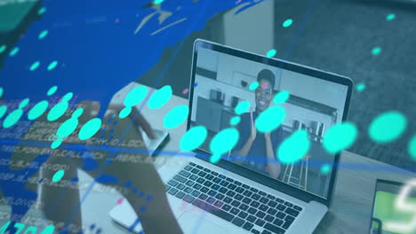 animación de gráficos, mapa y lenguaje informático, diversos compañeros de trabajo discutiendo en videoconferencia