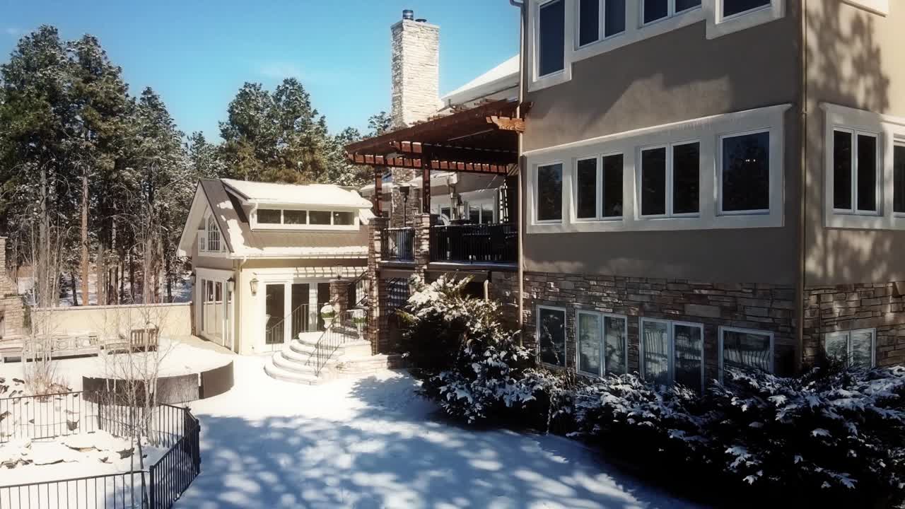 산장 2층에서 눈을 향해 뒤로 당기는 드론 샷