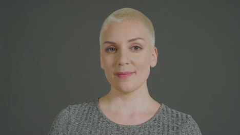 modelo caucásico femenino sonriendo a la cámara