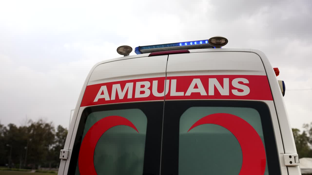 Un'ambulanza turca con lampeggianti blu accesi.