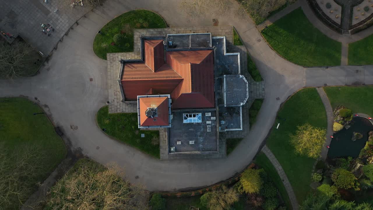 로켓은 아름다운 풍경으로 묘지의 한가운데에 있는 교회를 촬영합니다.