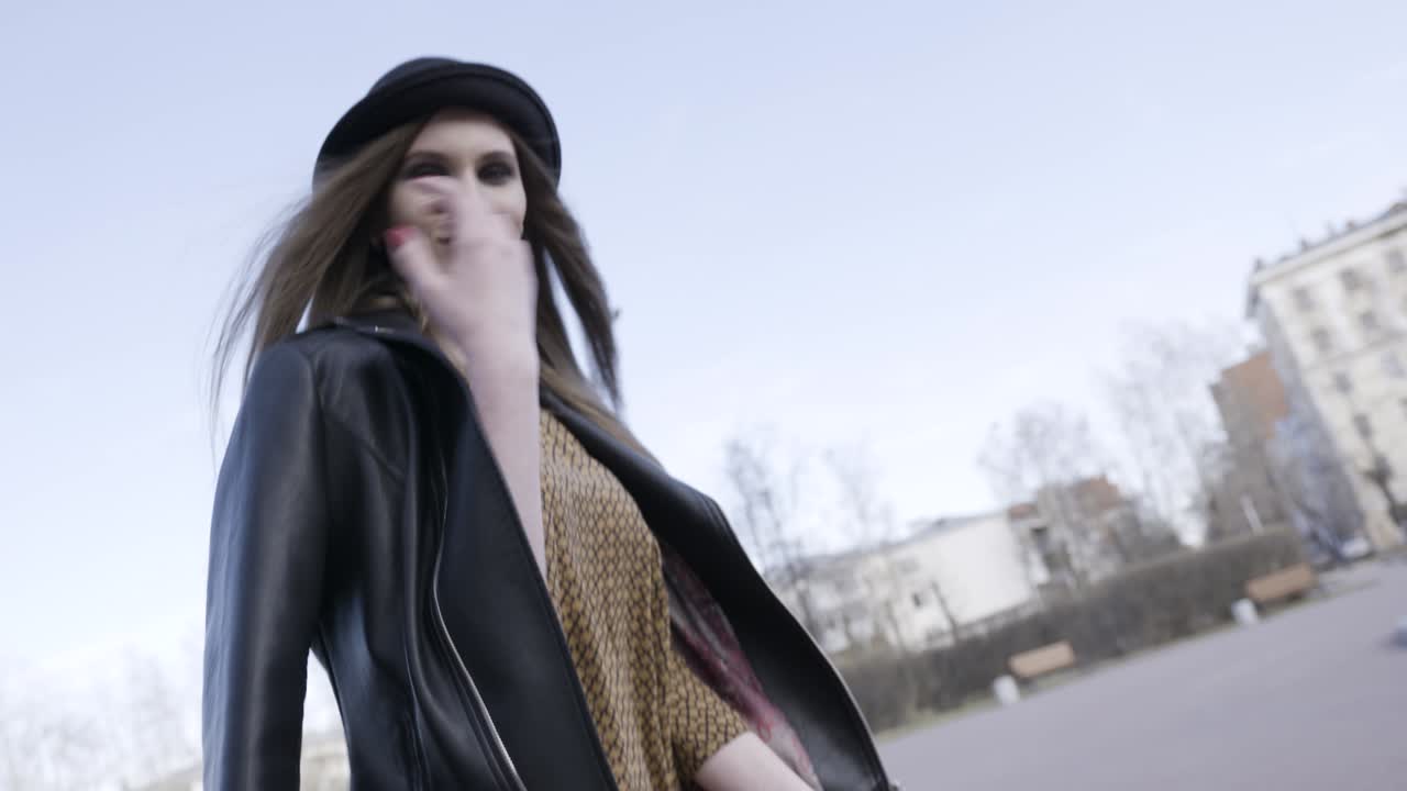 공원에서 세련된 여자