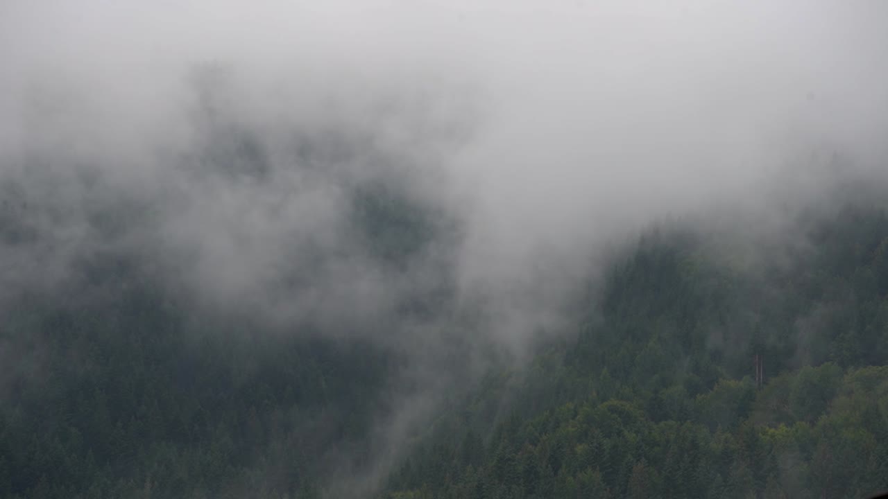 Betagende time-lapse af tåget bjerglandskab
