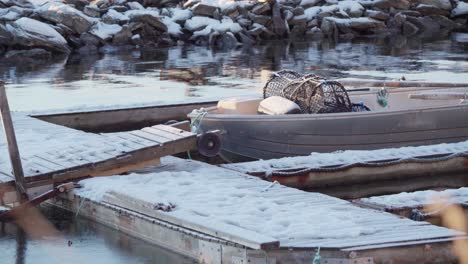 Boot-Vor-Anker-Am-Schneebedeckten-Steg-Im-Winter-In-Norwegen