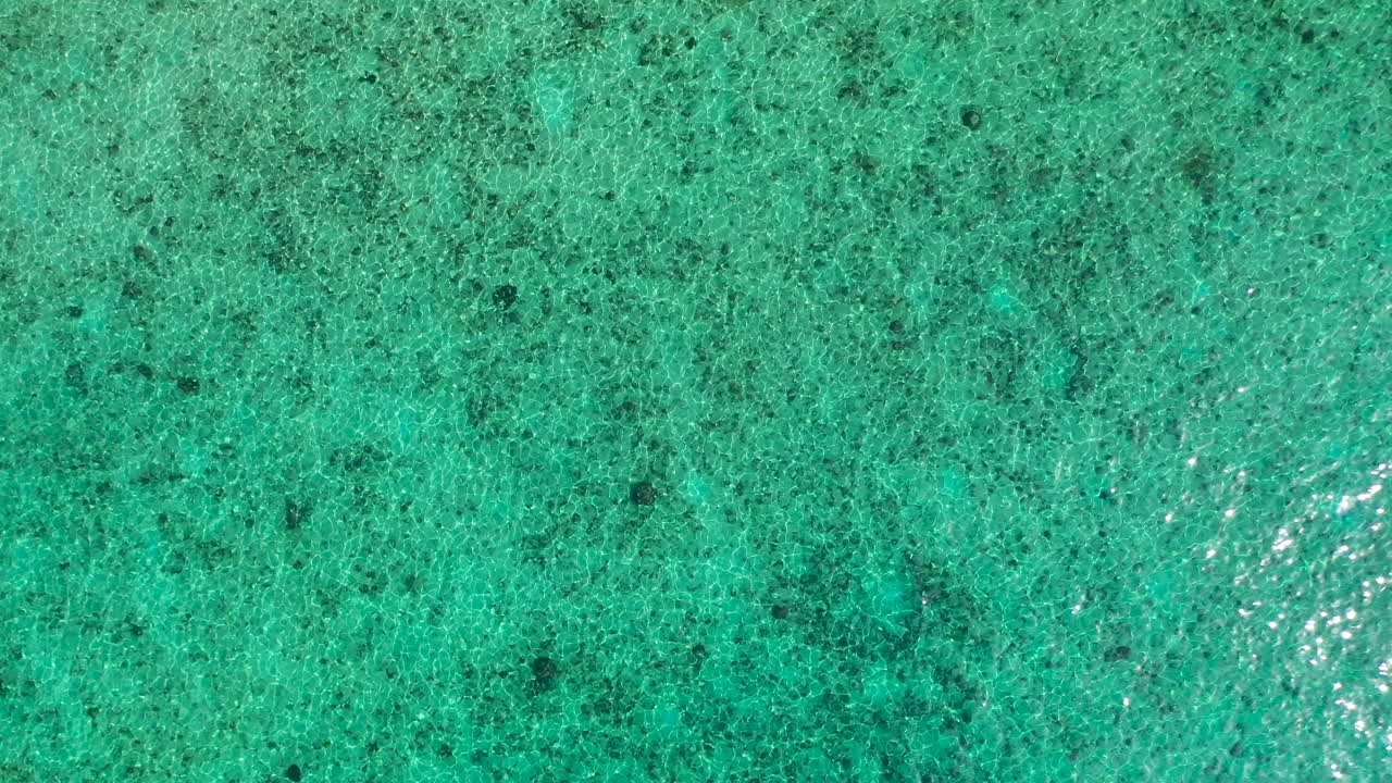 съемка с беспилотника кристально чистой океанской воды