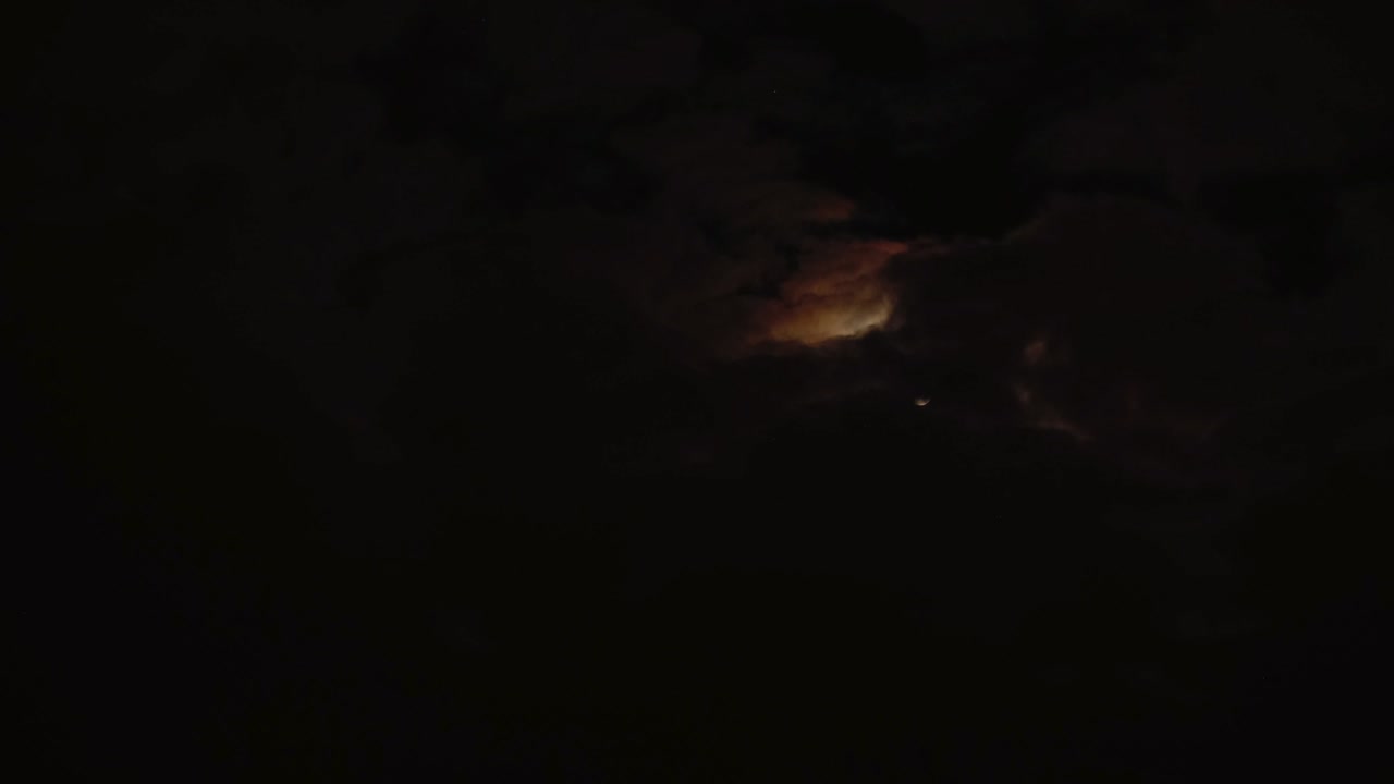 cielo nocturno, nubes cubiertas de luna llena. tiempo de alta calidad.