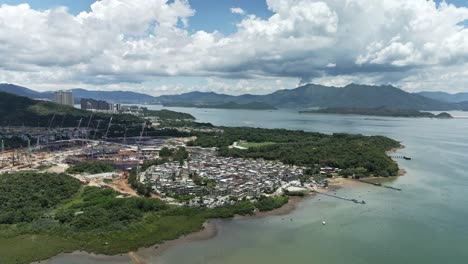 sitio de construcción cerca del pueblo en sai kung, hong kong, imágenes de drones de 4k