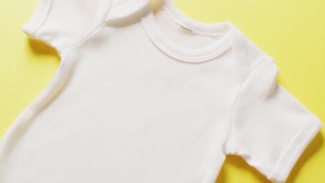 video de primer plano de un bebé blanco creciendo sobre un fondo amarillo