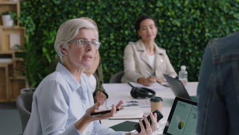 Diversos-Empresarios-Se-Reúnen-Para-Intercambiar-Ideas-Entre-Mujeres-Líderes-Discutiendo-Ideas-Para-El-Proyecto-De-Presentación-Financiera-Equipo-Profesional-Colaborando-Juntos-En-La-Sala-De-Juntas-De-La-Oficina-Planificando-La-Estrategia-De-Inicio