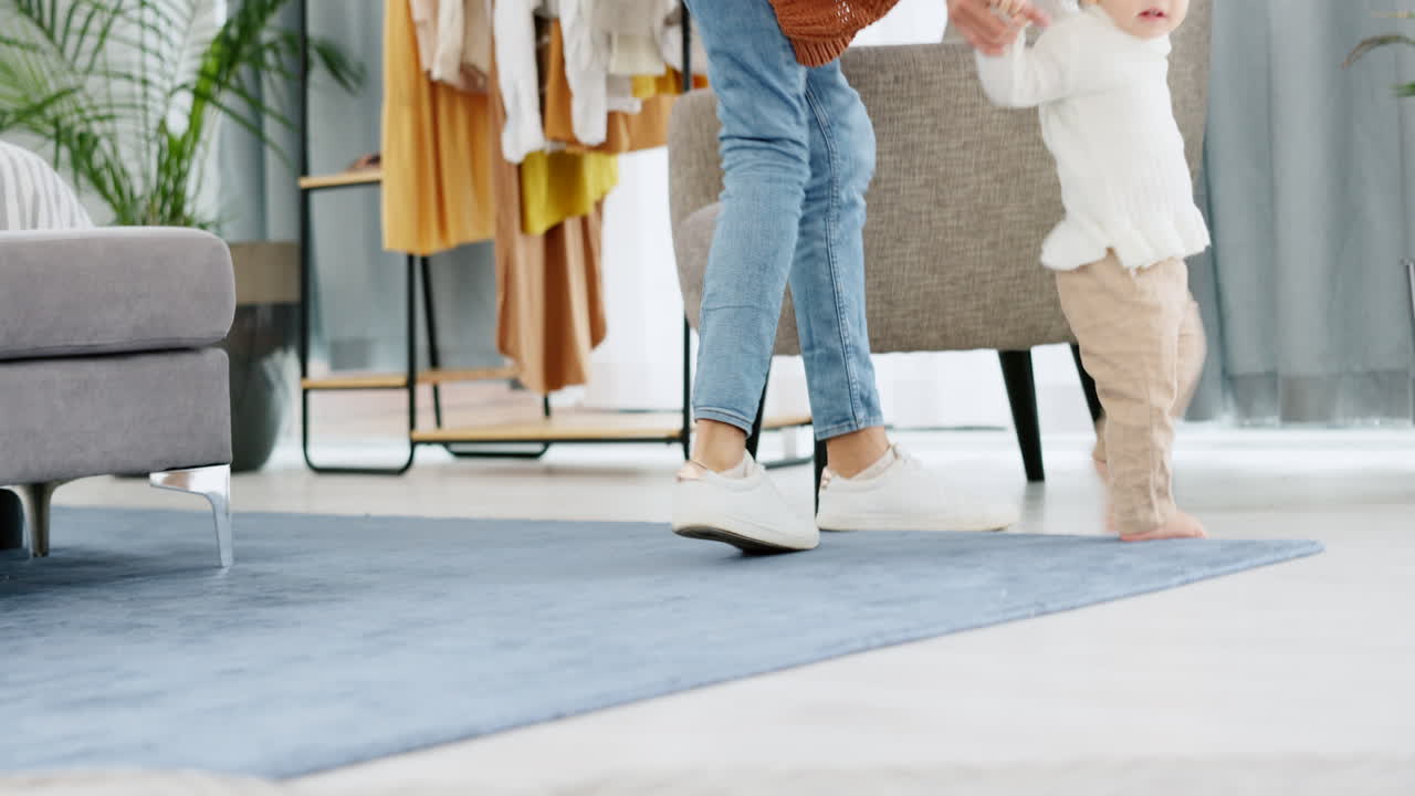 bebé caminando, madre y aprendiendo para el apoyo