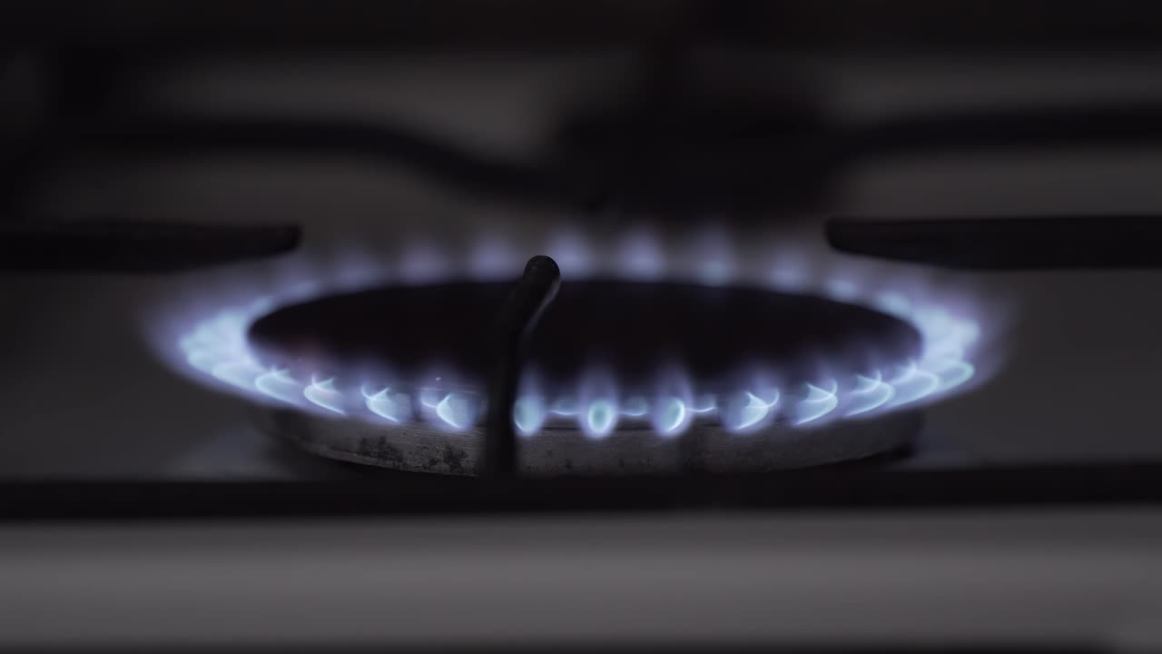 부 가스 버너가 파란색 요리 불꽃으로 켜지고 있습니다.