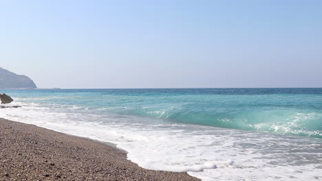 Las-Olas-Del-Mar-En-La-Playa-De-Antalya-Turquía-Mediterránea