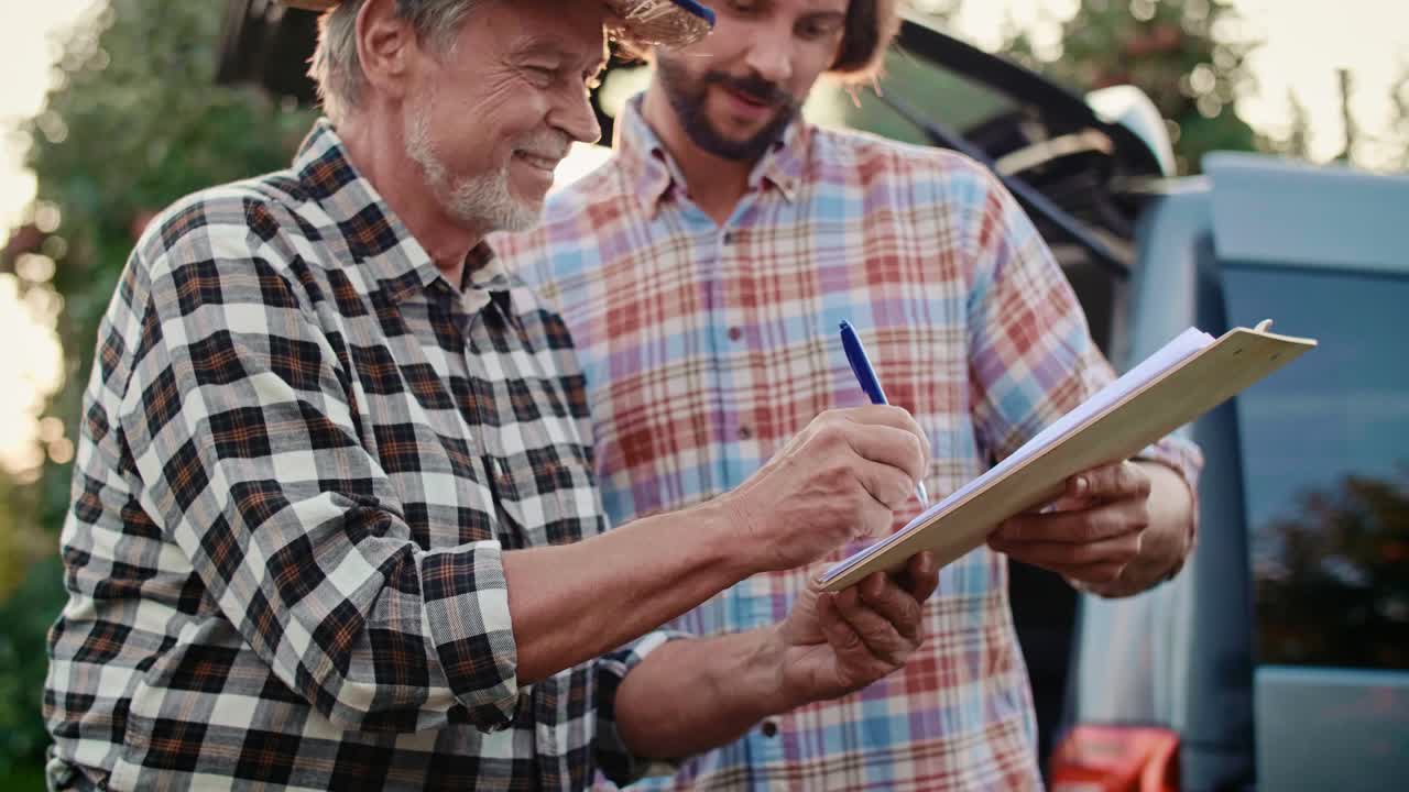 los socios de negocios obtienen un buen trato.