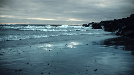 Poderosas-Olas-De-Tormenta-De-Islandia-Chocando-Contra-Acantilados-De-Roca-De-Playa-Negra-ángulo-Bajo