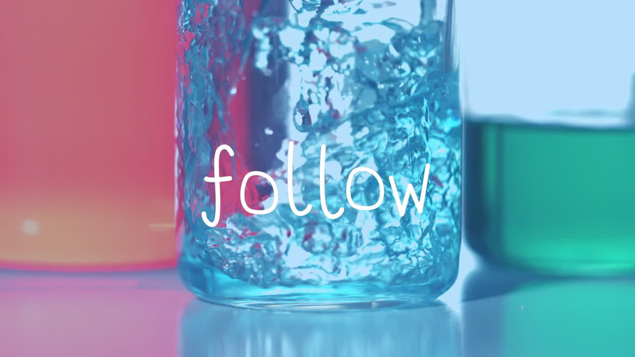 화학 유리 안으로 액체를  ⁇ 는 후속의 애니메이션