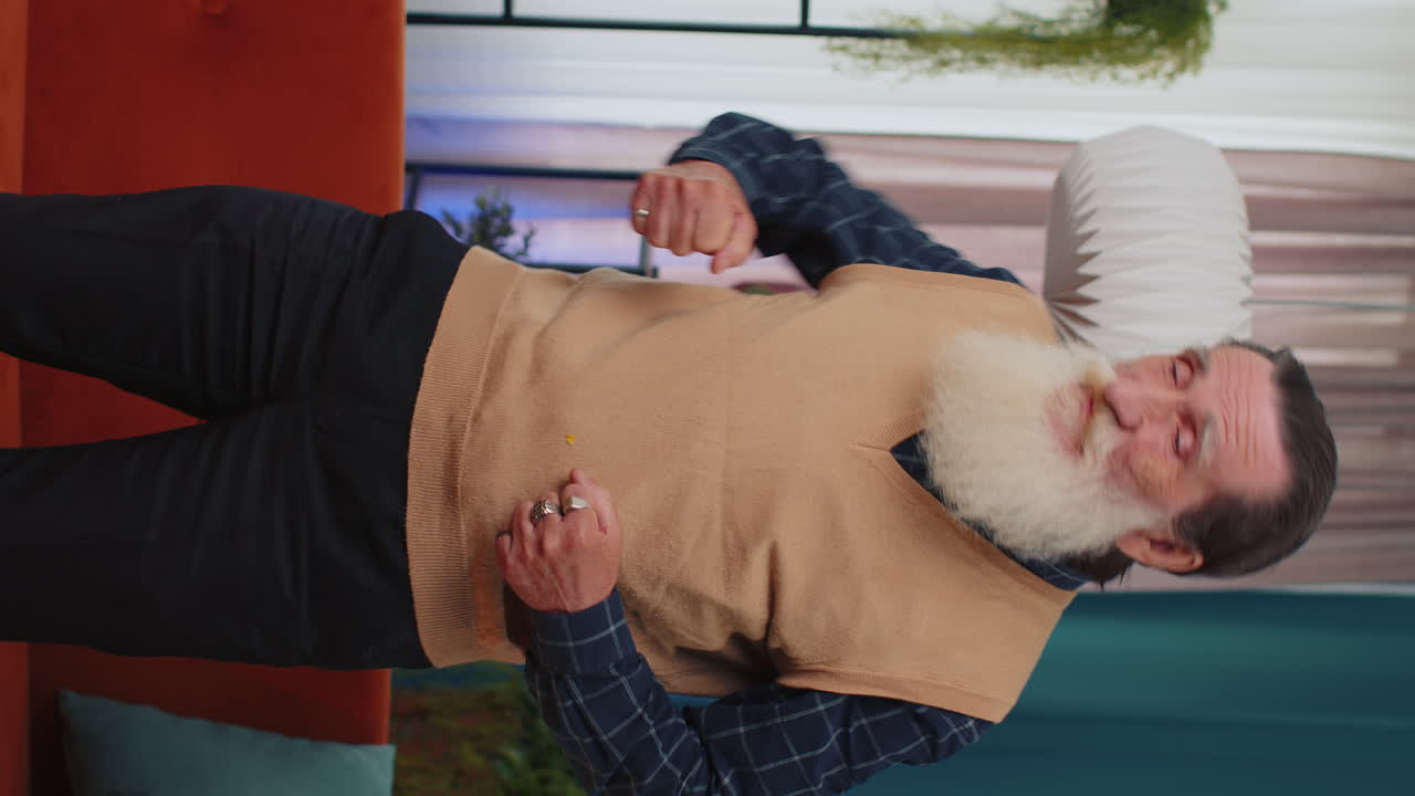 행복하고 편안한 노인이 춤을 추고 좋아하는 음악을 듣고, 주말에 집에서 하는 활동, 수직적인 전망