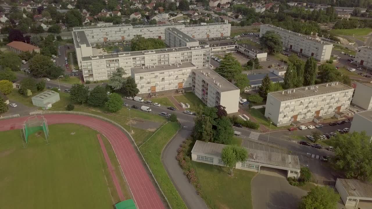 франция, окрестности парижа, вид на кварталы пригорода с беспилотника