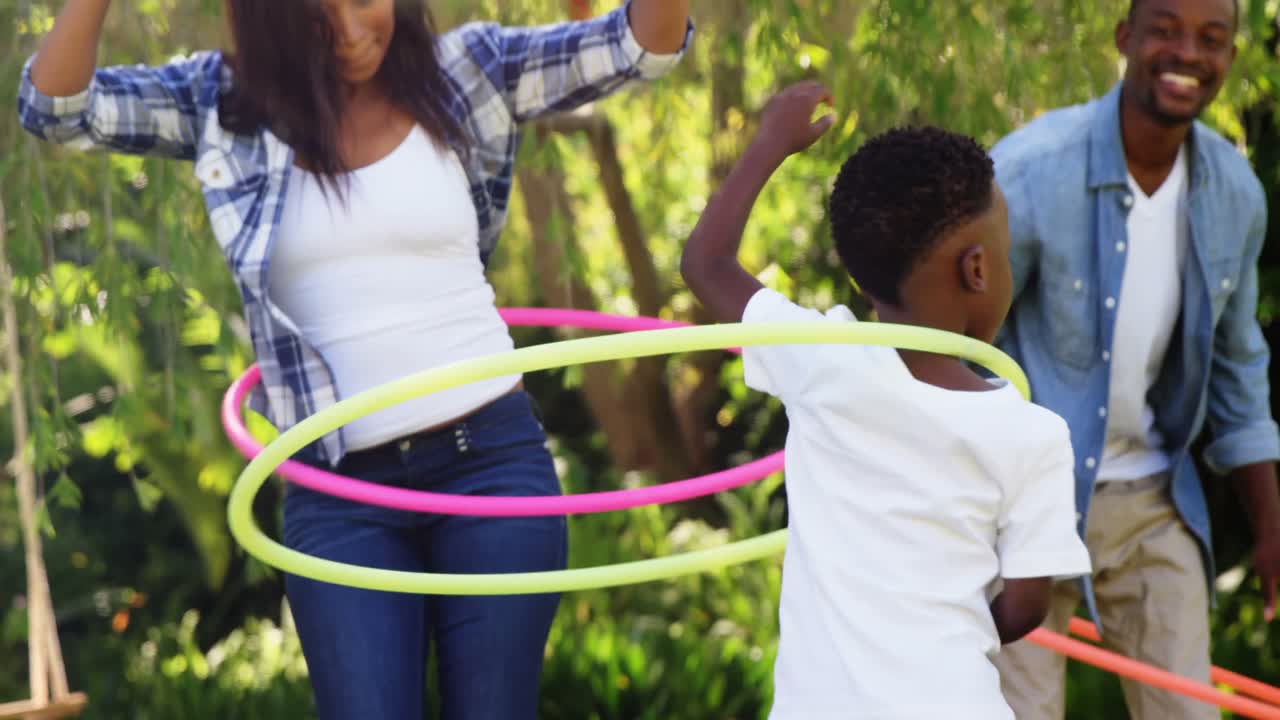 família a brincar com aros