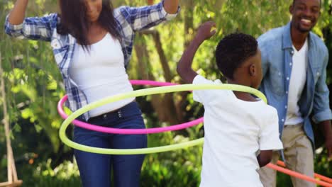 familia jugando con aros