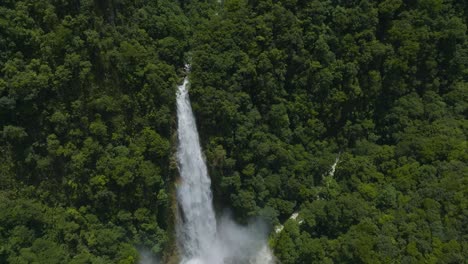 Revelación-Aérea-Inclinada-Hacia-Abajo-De-La-Cascada-Atlahuitzia-En-Veracruz,-México