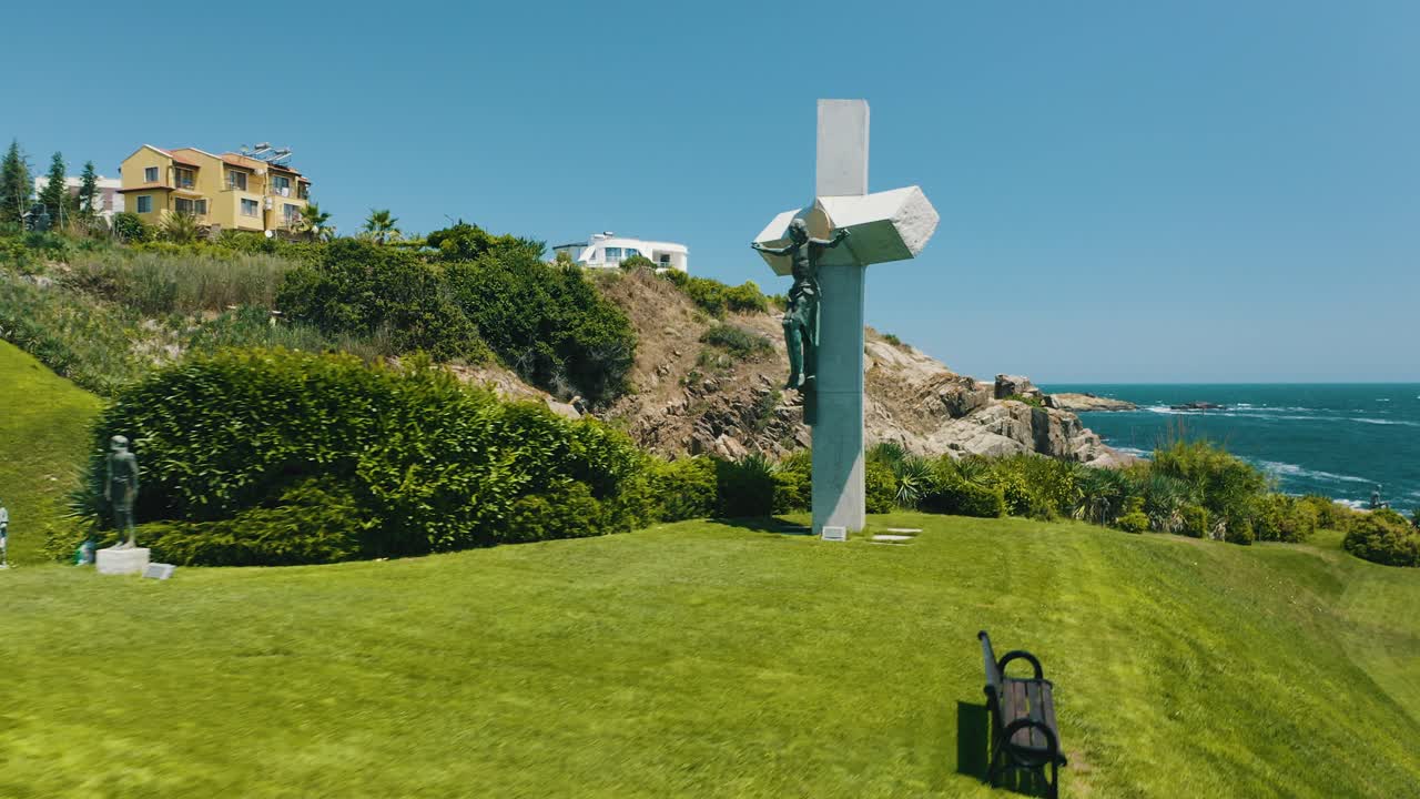 해안 주변의 말과 십자가