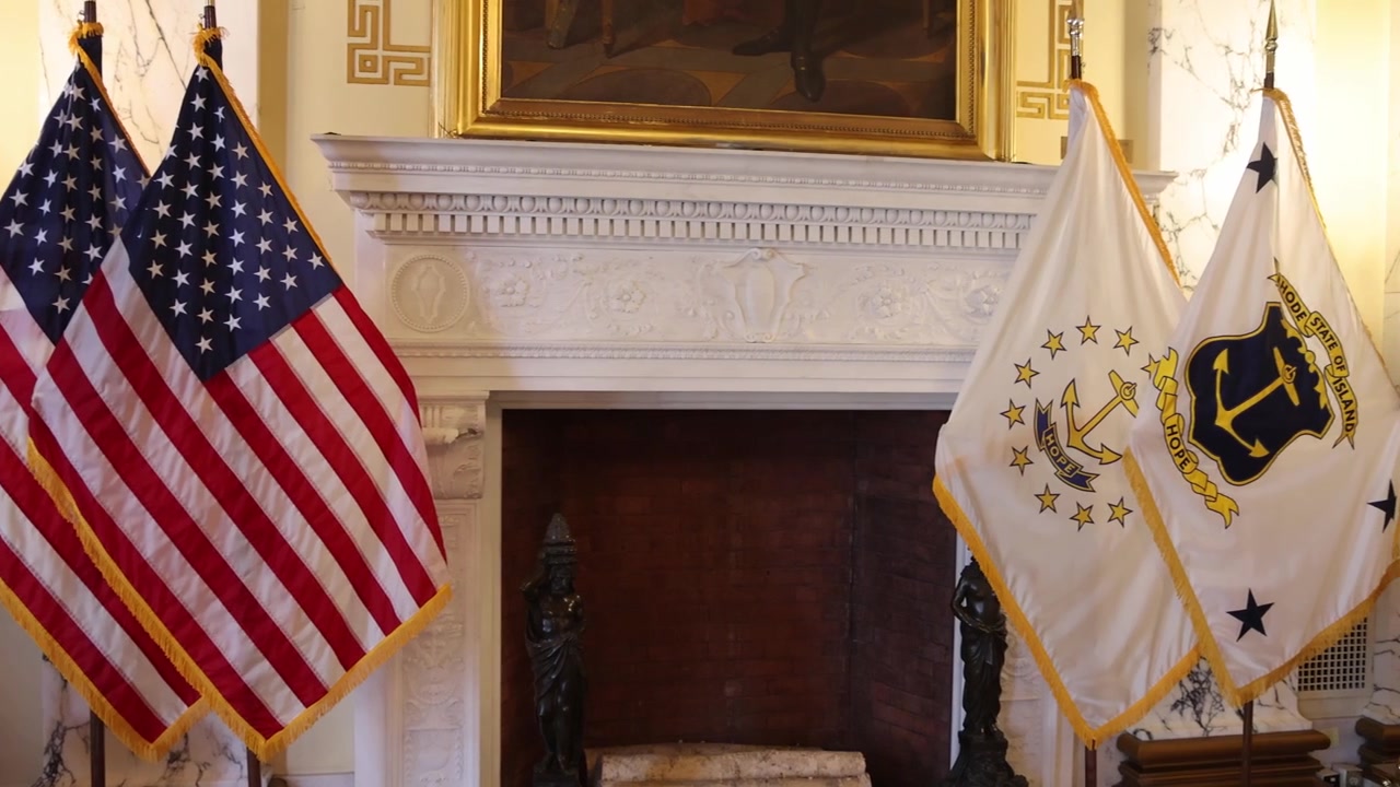Banderas estadounidenses y banderas de Rhode Island en una sala de recepción estatal en el capitolio estatal de Rhode Island con video de gimbal paneando de izquierda a derecha