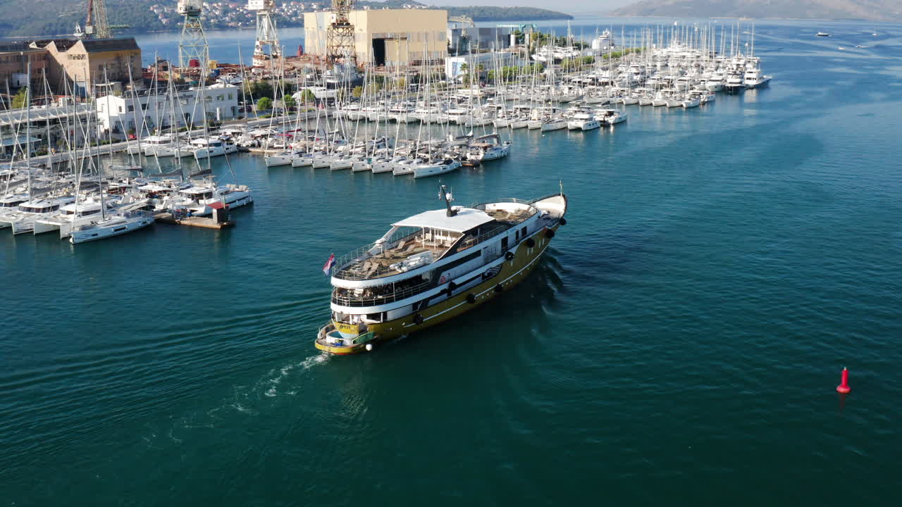 크로아티아 트로기르의 선착장 근처 아드리아 해에서 항해하는 흰색 배