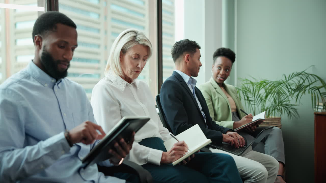 Persone in attesa per colloqui di lavoro