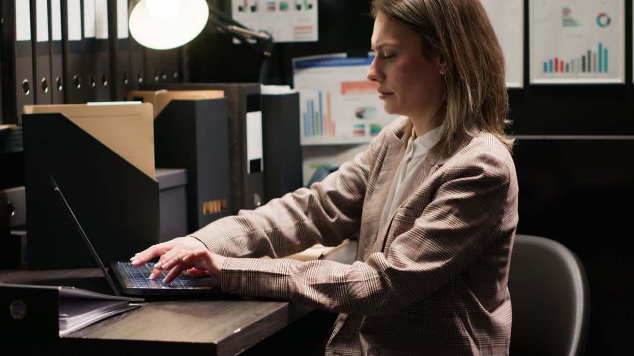 사무실에서 책상에서 일하는 여자