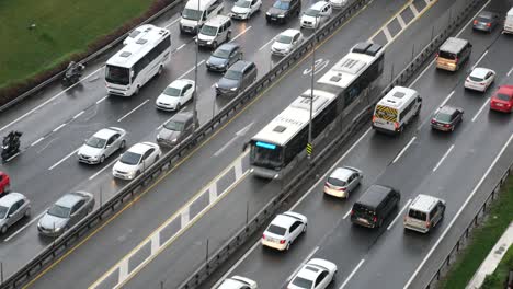 tráfico pesado en una carretera lluviosa