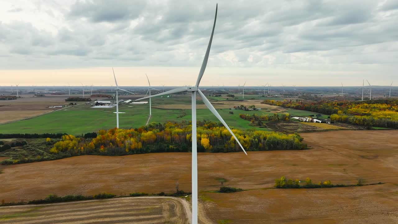 воздушное вращение вокруг ветряной турбины в раннее осеннее утро