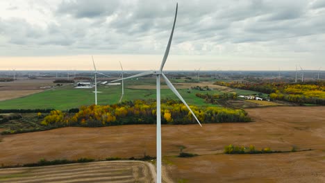 Rotación-Aérea-Alrededor-De-Una-Turbina-Eólica-En-Una-Mañana-De-Otoño