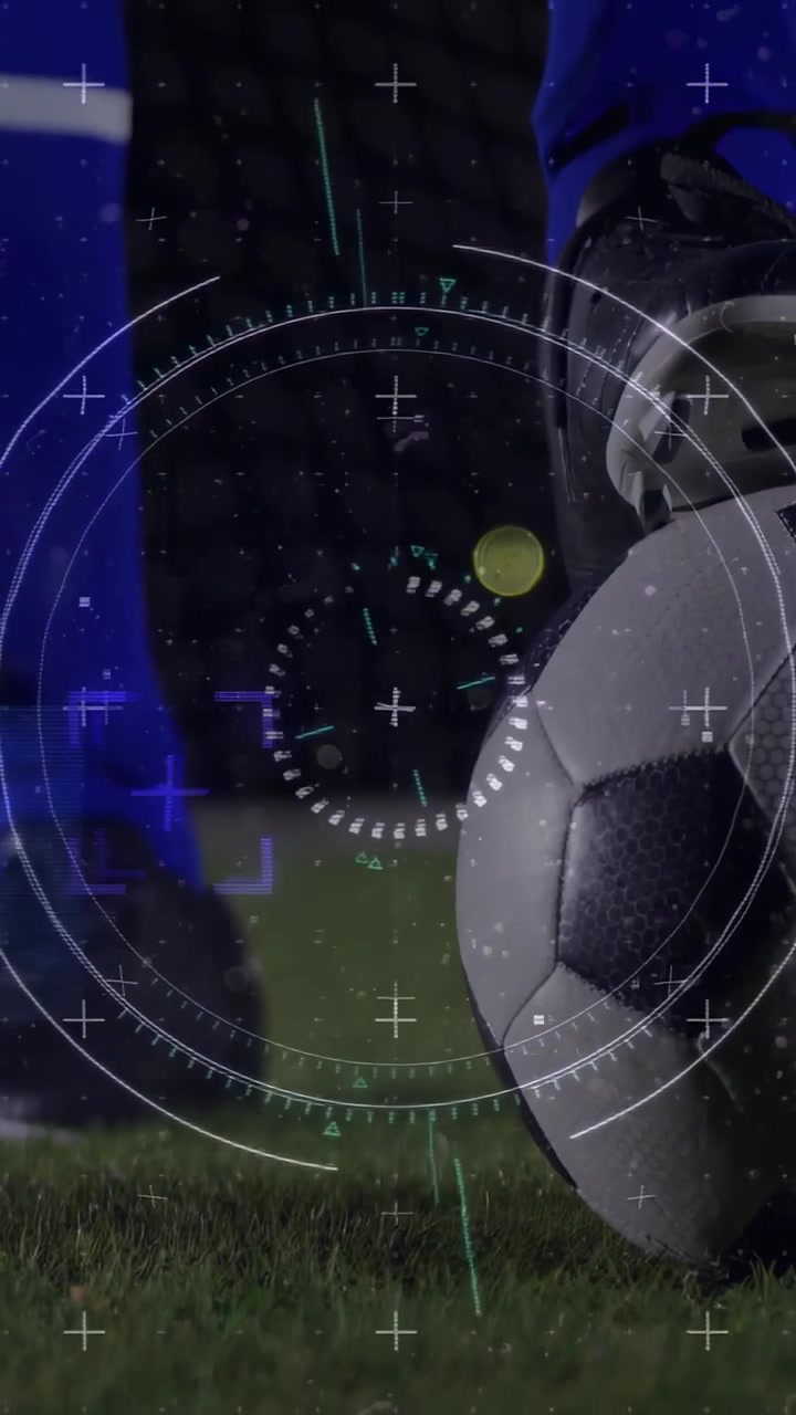 Video verticale: Giocatore che appoggia il piede tenendo il pallone, mentre un HUD scansiona l'erba preparandosi a calciare in un contesto sportivo.