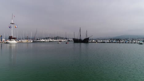 Boote-Im-Hafen-Von-Baiona,-Luftaufnahme